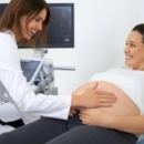 Techniques de palpation abdominale pour détecter une grossesse