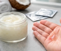 découvrez les risques cachés de l'huile de coco utilisée comme lubrifiant, surtout si vous avez une peau sensible. informez-vous pour éviter les dangers et protéger votre santé intime.