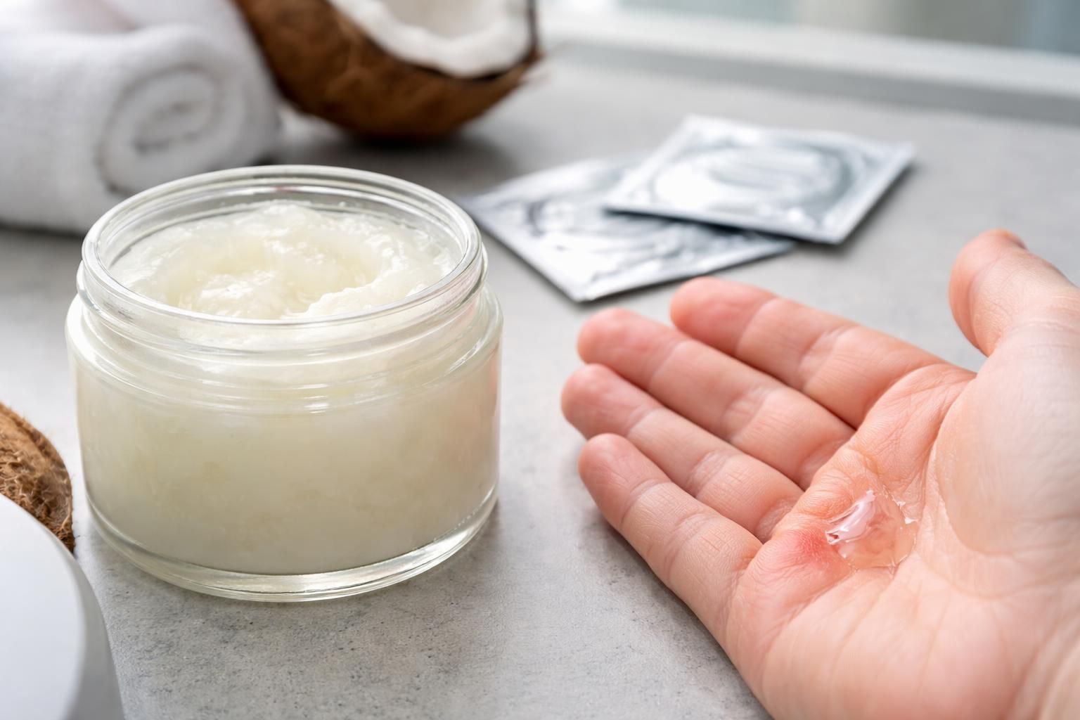 découvrez les risques cachés de l'huile de coco utilisée comme lubrifiant, surtout si vous avez une peau sensible. informez-vous pour éviter les dangers et protéger votre santé intime.