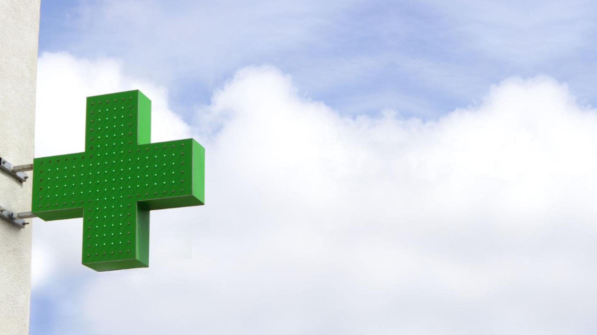 Comment une pharmacie en ligne comme Pharmazon peut-elle soutenir les pharmacies de proximité ?